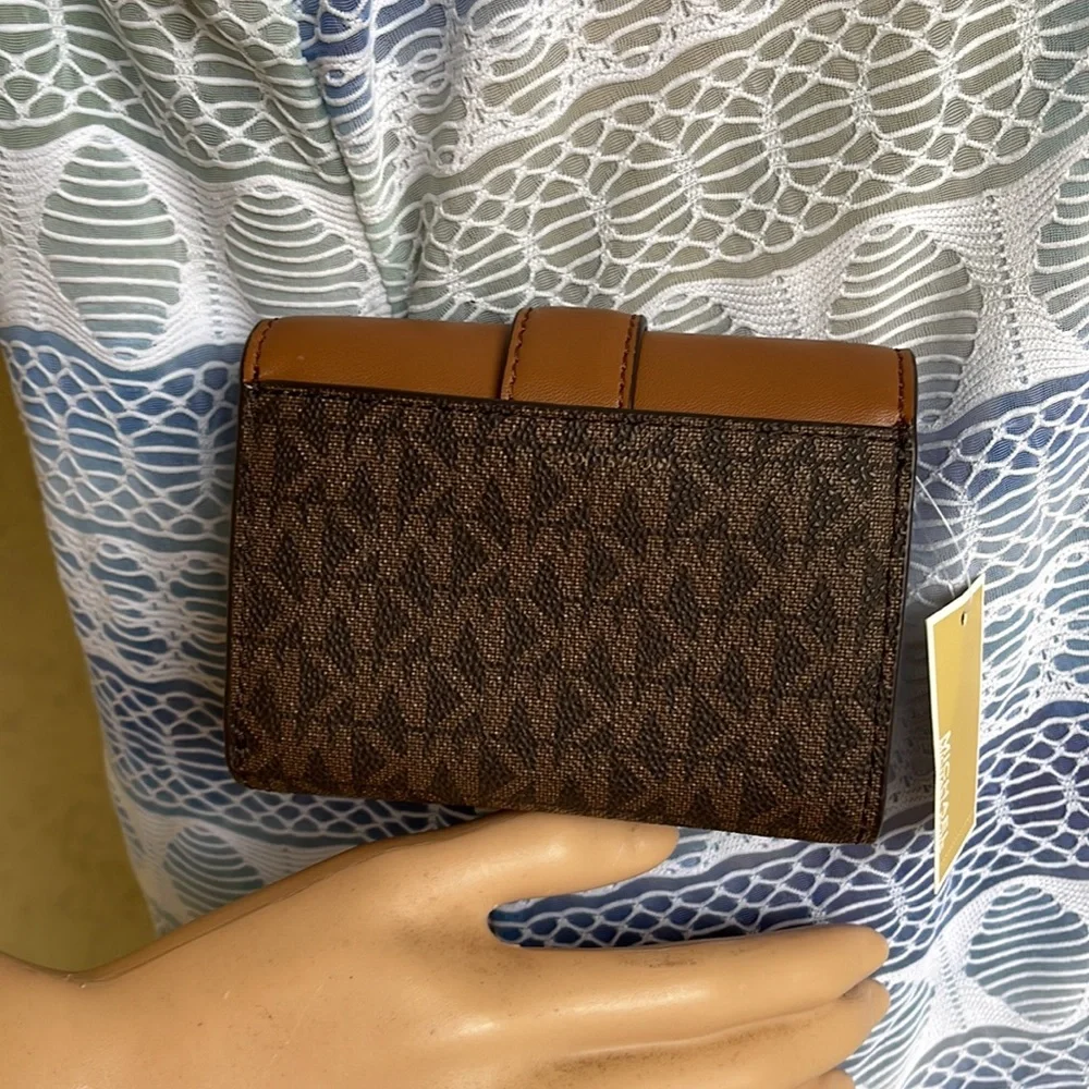 MICHAEL KORS CARMEN MEDIUM LOGO AND FAUX LEATHER WALLET BROWN